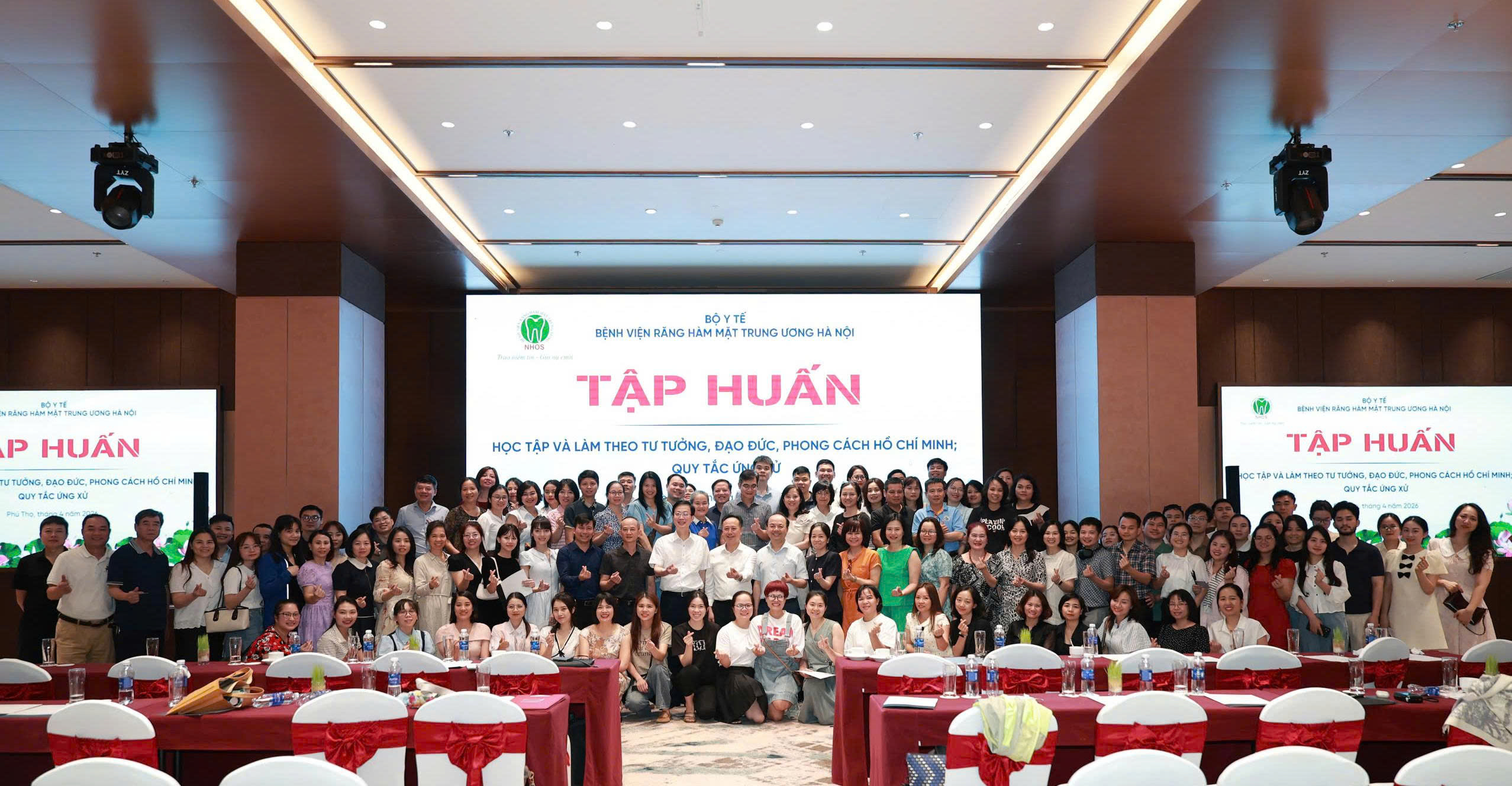 Các Đại biểu chụp ảnh lưu niệm